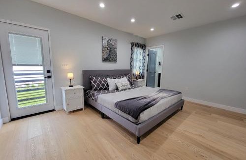 Pico - Robertson House | Modern luxury 3 bedroom home next to La Cienega Plaza with parking, WiFi, TV, BBQ 10 minutes to Rodeo Drive