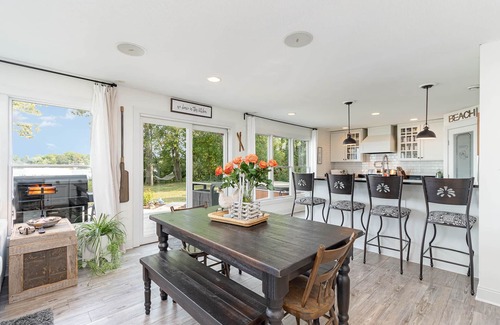 Jordan House | Modern Luxury 3bd Lake Home - Beach + Hottub .5 Miles to Mystic Lake Casino