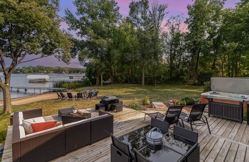 Jordan House | Modern Luxury 3bd Lake Home - Beach + Hottub .5 Miles to Mystic Lake Casino