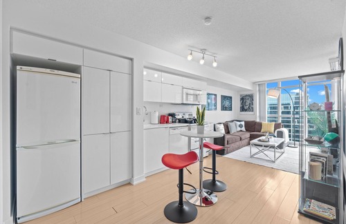 Wellington Place Condo | Modern & Luxury Condo in Downtown + 1 Free Parking
