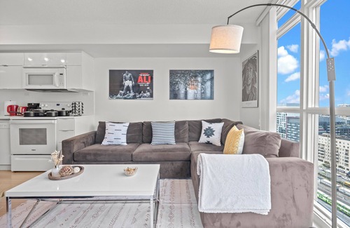 Wellington Place Condo | Modern & Luxury Condo in Downtown + 1 Free Parking