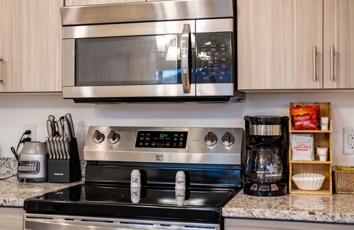 Kanab House | Modern/Luxury Townhouse- HOT TUB - Sleep up to 8!