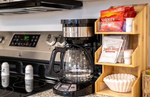 Kanab House | Modern/Luxury Townhouse- HOT TUB - Sleep up to 8!