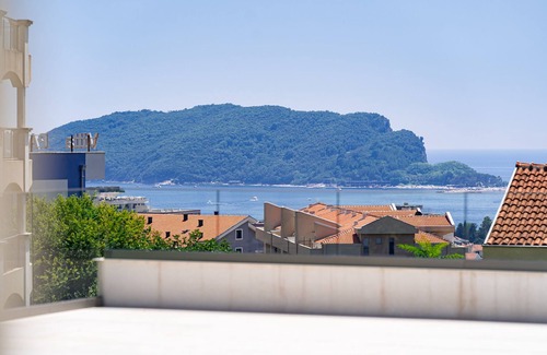 Podmaine Villa | Modern luxury villa with swimming pool & sea view