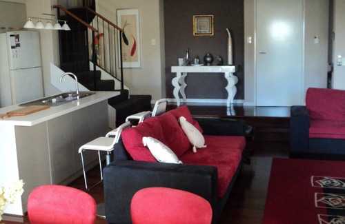 Palmyra House | Modern Melville Plaza Townhouse close to Swan River and Port beach.