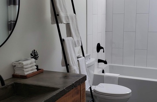Silver Star Mountain Bed & Breakfast | Modern Mountain Escape BnB Near Silver Star Mountain Ski Resort & Sovereign Lk