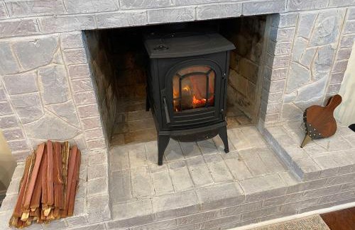 Chester Gap House | Modern Mountain Retreat with Deck and Hot Tub!