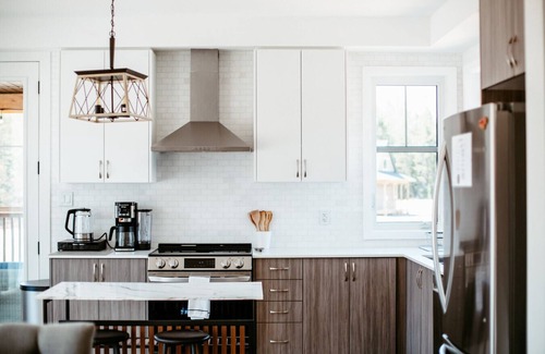 Dwight Cottage | Modern Muskoka Retreat w/King Bed & Sunroom