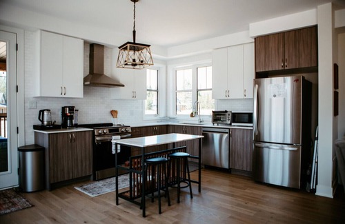 Dwight Cottage | Modern Muskoka Retreat w/King Bed & Sunroom