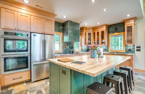 Nellysford House | Modern Nellysford Getaway with View Deck and Fire Pit