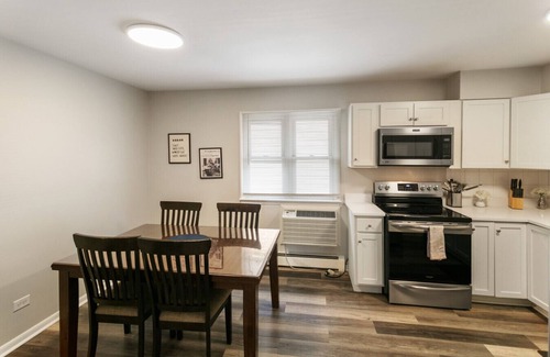 Russell Apartment | Modern new Apt just 1/2 mile to DT Libertyville!