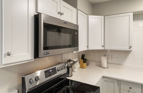Russell Apartment | Modern new Apt just 1/2 mile to DT Libertyville!