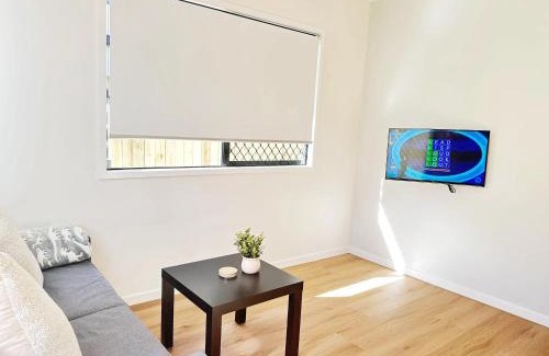 Kuraby House | Modern New-Build Cozy Home Studio with Free Parking