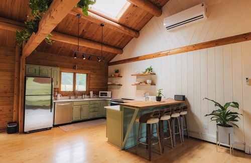 Esperance Cabin | Modern NEW Log Cabin Oasis Retreat - Hot tub/Sauna