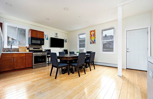 Jamaica Hills Apartment | Modern NYC Escape – Walk to Subway, 15 Mins to JFK/LGA, 30 Mins to Manhattan!