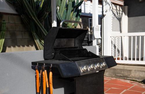 Burbank House | Modern Oasis with Pool & Jacuzzi near Universal Studios