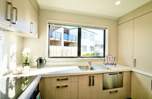Hamilton House | Modern Oasis with Spa, close to chopping centre!