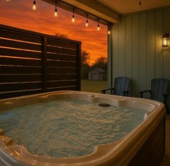 Pigeon Forge House | Modern Pigeon Forge Gem 2 Mins to Pkwy & Strip near Dollywood, Smokies & Gatlinburg, Hot Tub, Fire Pit, Cable, Hi-Speed Wi-Fi