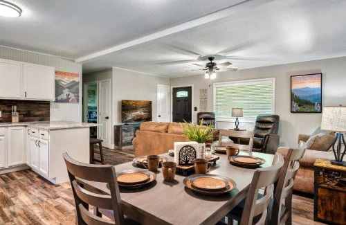 Pigeon Forge House | Modern Pigeon Forge Gem 2 Mins to Pkwy & Strip near Dollywood, Smokies & Gatlinburg, Hot Tub, Fire Pit, Cable, Hi-Speed Wi-Fi