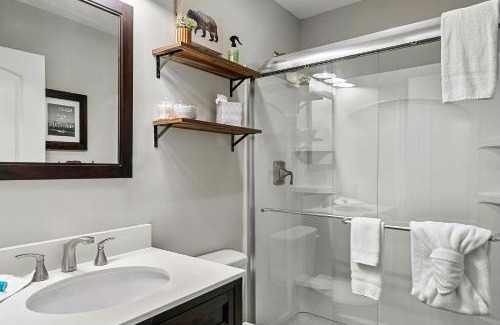 Pigeon Forge House | Modern Pigeon Forge Gem 2 Mins to Pkwy & Strip near Dollywood, Smokies & Gatlinburg, Hot Tub, Fire Pit, Cable, Hi-Speed Wi-Fi