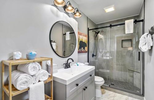 Pigeon Forge House | Modern Pigeon Forge Gem 2 Mins to Pkwy & Strip near Dollywood, Smokies & Gatlinburg, Hot Tub, Fire Pit, Cable, Hi-Speed Wi-Fi