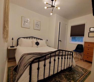 Gilboa Ski Chalet | Modern Pine Tree Chalet with HOT TUB, Outdoor TV, VIEWS, Games & POOL 5 mins away!