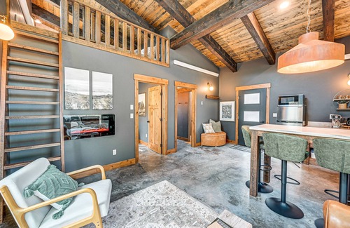 Polson Cabin | Modern Polson Cabin w/Deck Near Flathead Lake!
