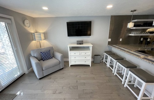 Ogunquit Condo | Modern, poolside Ogunquit 1br/1ba, just a 10 minute stroll into town.