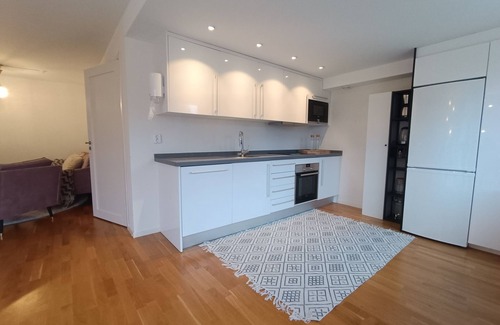Floda Apartment | Modern & Private near Nature: kitchen, washer - perfect for 2-4 people & up to 5