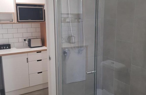 East Albury House | Modern, private and close to town.
