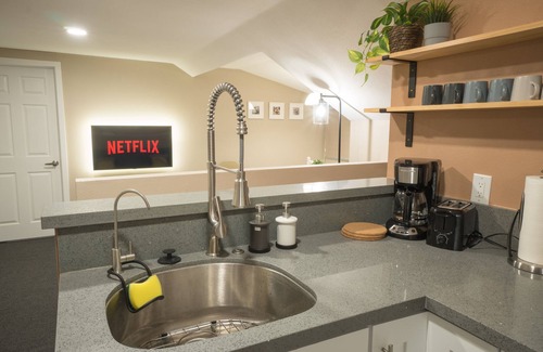 East Pasadena House | Modern Private Unit - Mins away from Everything in Pasadena!