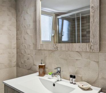 Koukaki Apartment | Modern&Quiet 2BD apt on a pedestrian