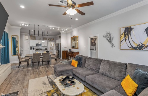 Shreveport House | Modern Regional Art Gallery Home! - Spacious & New. Tv in each room.