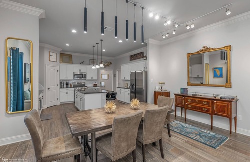 Shreveport House | Modern Regional Art Gallery Home! - Spacious & New. Tv in each room.
