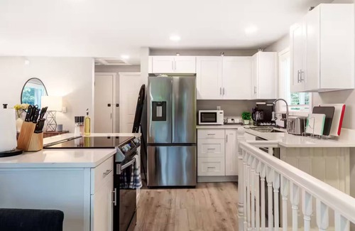 Bryn Mawr-Skyway House | Modern Remodeled 3 BR+2 BA Upper Unit near Airport