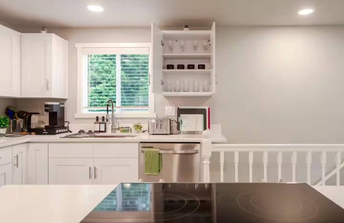 Bryn Mawr-Skyway House | Modern Remodeled 3 BR+2 BA Upper Unit near Airport