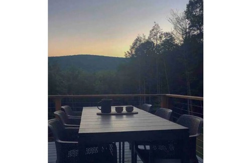 Olivebridge Cottage | Modern Remote Catskills getaway! Hot Tub & Views!