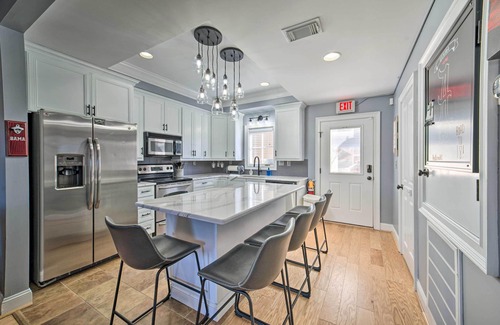 Tuscaloosa House | Modern Retreat ~ 1/2 Mi to Bryant-Denny Stadium