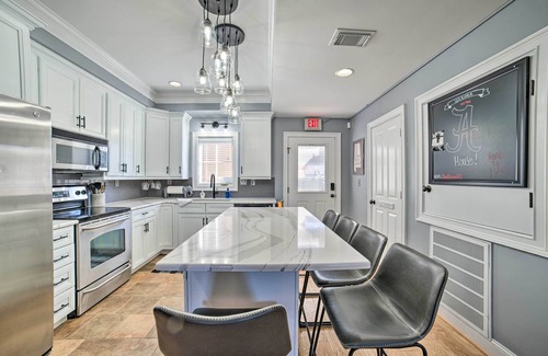 Tuscaloosa House | Modern Retreat ~ 1/2 Mi to Bryant-Denny Stadium