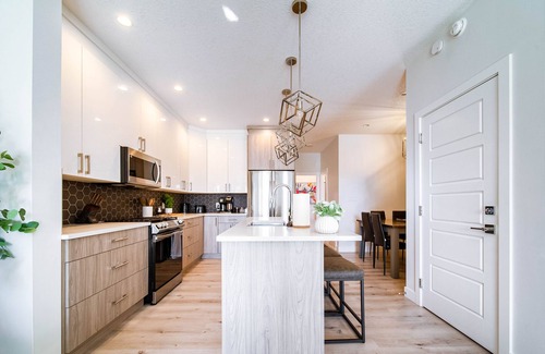 Southwest Edmonton House | Modern Retreat-3 King Beds-Garage-WiFi-Sleeps 10!