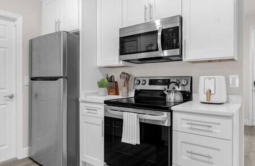Sunset Ridge House | Modern Retreat 4BR | BBQ | PETS | 15 mi to Disney