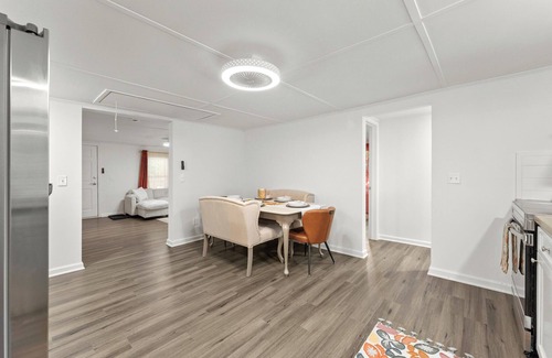 Murrayville House | Modern Retreat- Hollywood 50s Lounge & Billiards