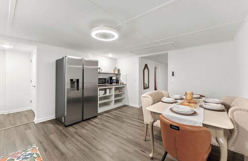 Murrayville House | Modern Retreat- Hollywood 50s Lounge & Billiards