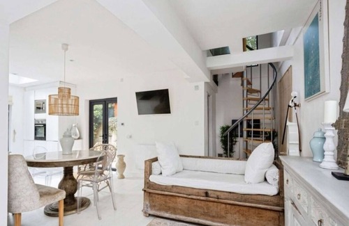 Horsmonden House | Modern Retreat in Kent Countryside