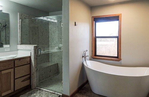 Bauxite Cabin | Modern Retreat with Stunning Views - 25 Mi to Little Rock!