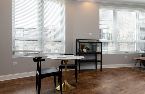 River West Apartment | Modern River West 2BR with W&D by Zencity
