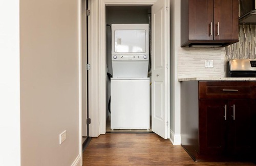 River West Apartment | Modern River West 2BR with W&D by Zencity