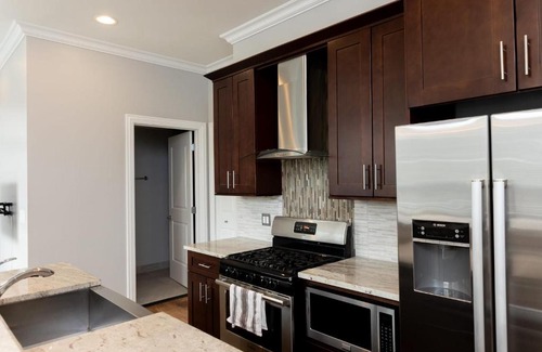 River West Apartment | Modern River West 2BR with W&D by Zencity