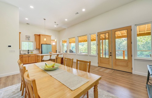 Arkadelphia House | Modern, Riverfront Family House w/Balcony & Grill