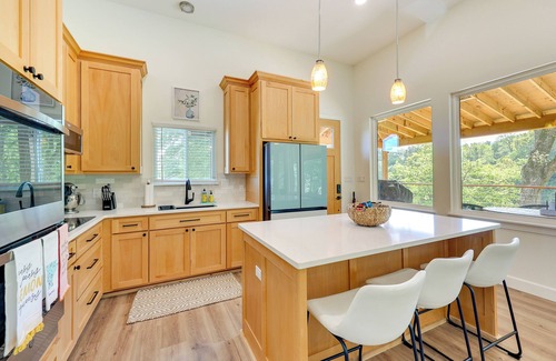 Arkadelphia House | Modern, Riverfront Family House w/Balcony & Grill